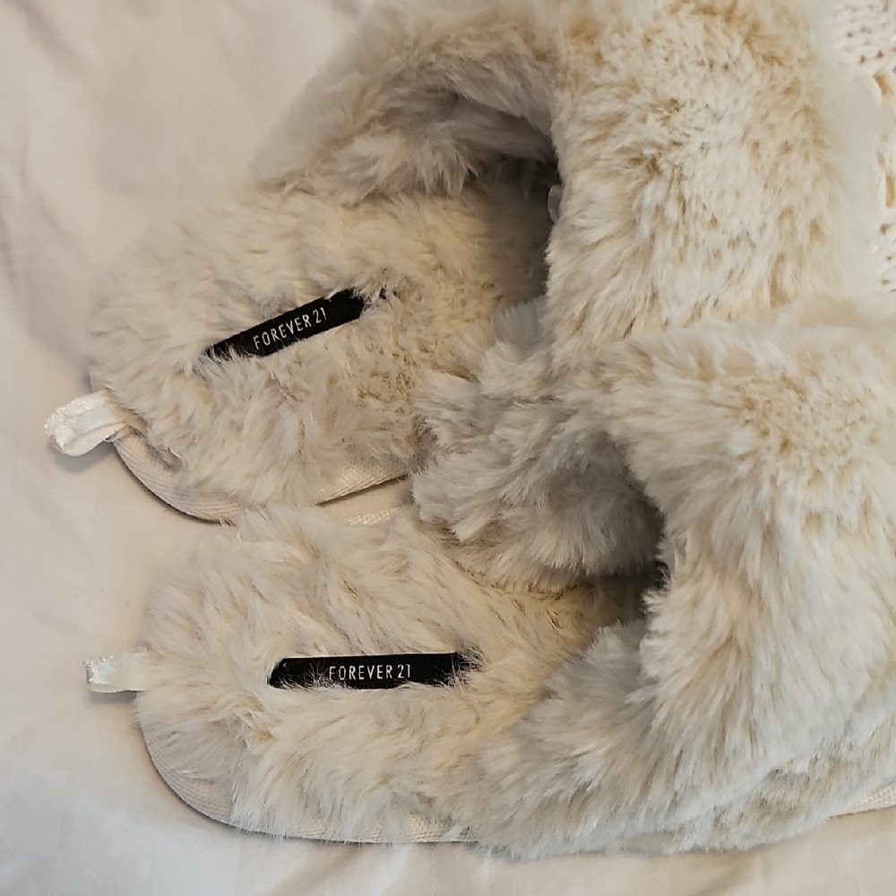 NWT Forever 21 Cream Knit Fuzzy Slippers Womens Large - Picture 2 of 4